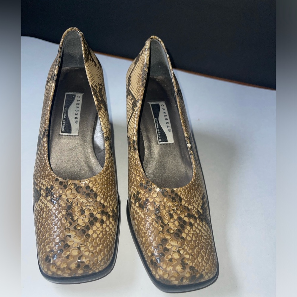 Caress’s Última Series pump heels - gator print